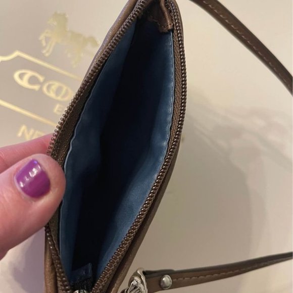 Coach Signature canvas / leather wristlet , signature fabric, NEW Condition - Picture 3 of 3